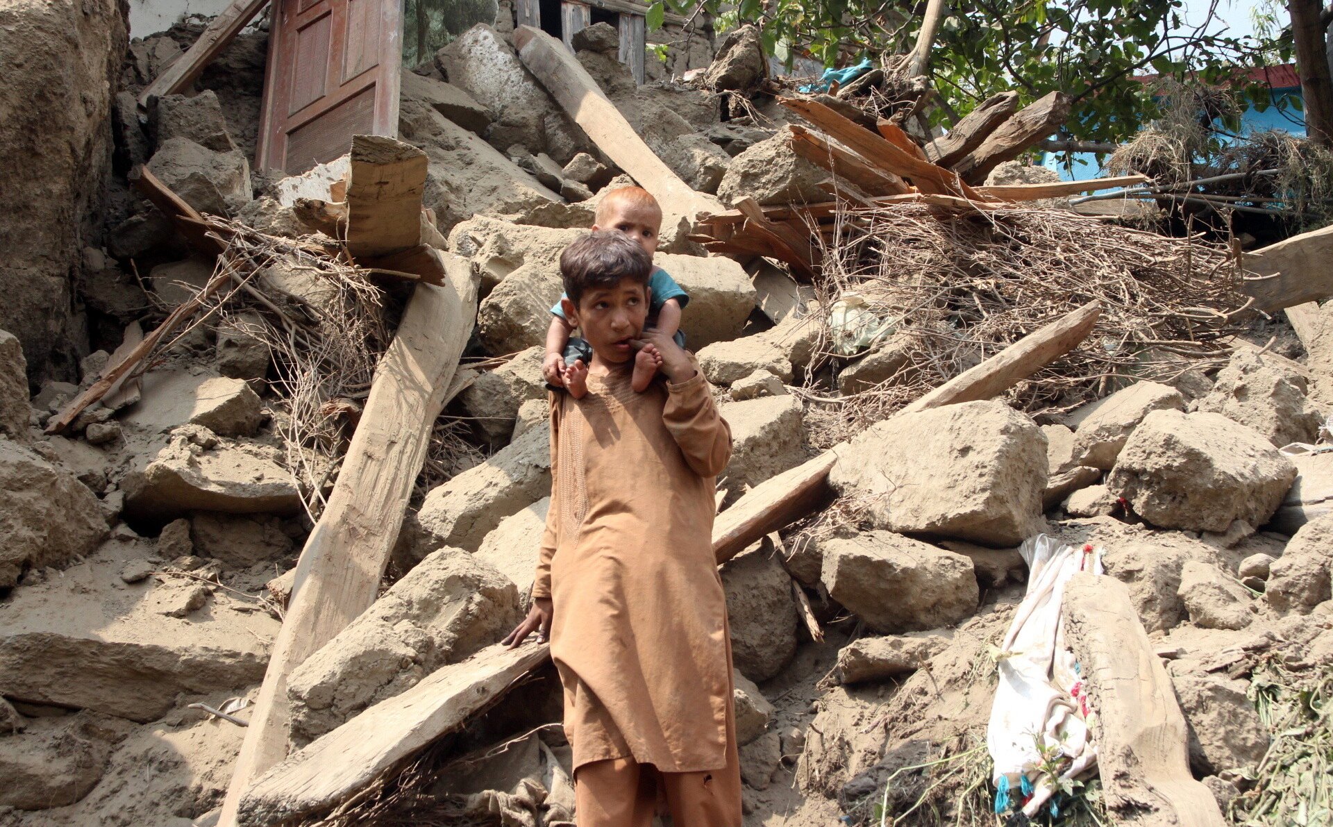 Sytuacja po trzęsieniu ziemi w Afganistanie coraz bardziej tragiczna. Do akcji skierowano komandosów