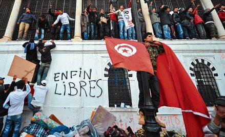 Demonstranci z prowincji szturmują budynek rządowy w Tunisie