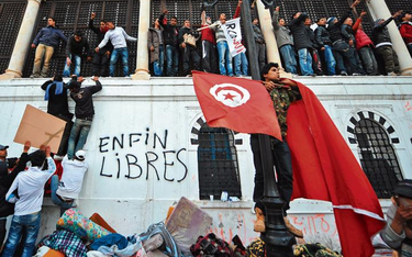 Demonstranci z prowincji szturmują budynek rządowy w Tunisie