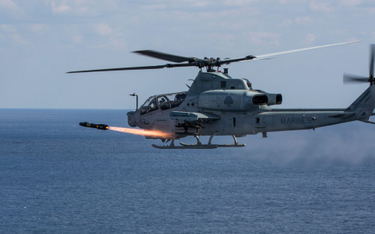 Śmigłowiec bojowy US Marines Bell AH-1Z Viper odpala pocisk kierowany AGM-114 Hellfire podczas ćwicz