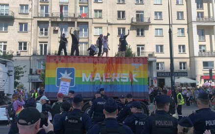 Policjanci otoczyli protestujących