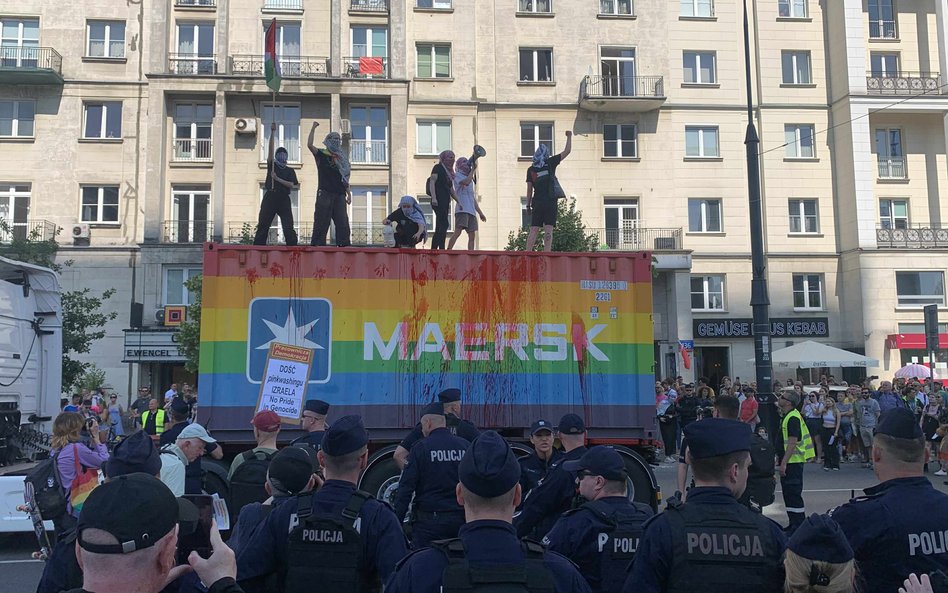Policjanci otoczyli protestujących