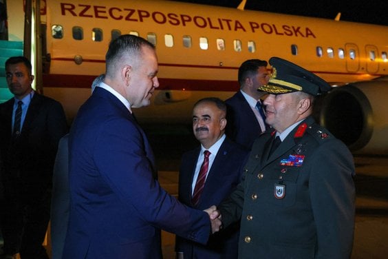 Prezydent Karol Nawrocki podczas powitania na lotnisku w Ankarze. Prezydent Rzeczypospolitej Polskie