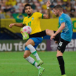 Brazylijczyk Lucas Paqueta (z lewej, obok Federico Valverde) w czwartek grał jeszcze w meczu z Urugw