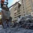 Skutki rosyjskiego ataku na wieżowiec mieszkalny w centrum Charkowa na Ukrainie