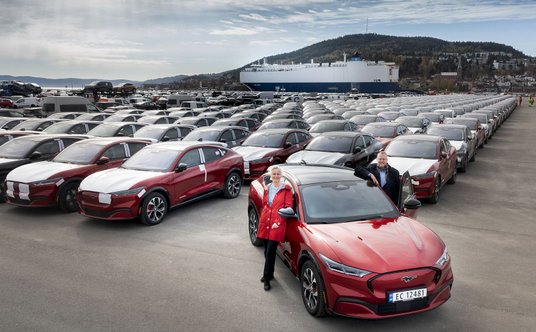 Fordy Mustangi Mach-E w porcie przeładunkowym w Norwegii