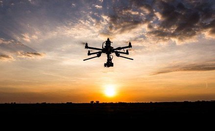Drony nad Polską są dziś poza kontrolą. Polska Agencja Żeglugi Powietrznej szuka technologii, która 