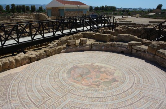 Jedna z najsłynniejszych mozaik w Parku Archeologicznym Kato Pafos przedstawia Tezeusza zabijającego