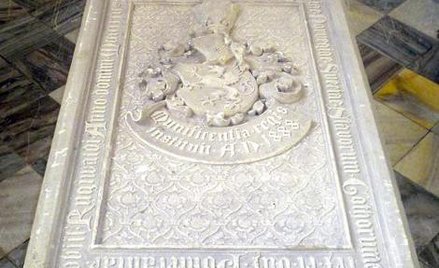 Nagrobek Eryka I Pomorskiego i figura przedstawiająca jego postać.