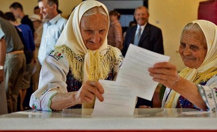 Głosowało prawie 55 proc. uprawnionych (dane z 80 proc. obwodów). Na zdjęciu wybory w Głuchowie koło