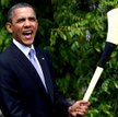 Barack Obama pozuje z kijem do hurlingu - irlandzkiego futbolu
