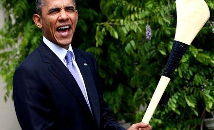 Barack Obama pozuje z kijem do hurlingu - irlandzkiego futbolu