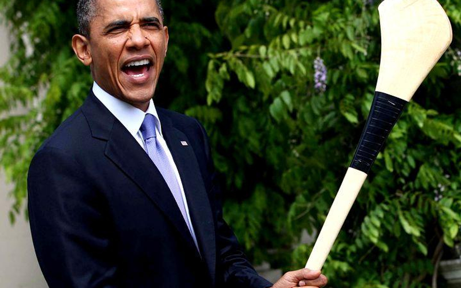 Barack Obama pozuje z kijem do hurlingu - irlandzkiego futbolu