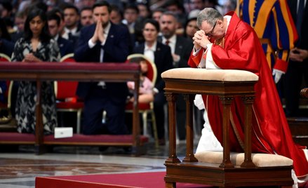 Włoski kardynał Claudio Gugerotti podczas liturgii Męki Pańskiej w bazylice świętego Piotra w Watyka