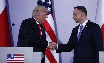 Amerykański prezydent Donald Trump zapewnił prezydenta Andrzeja Dudę, że będzie wspierał Polskę w dą