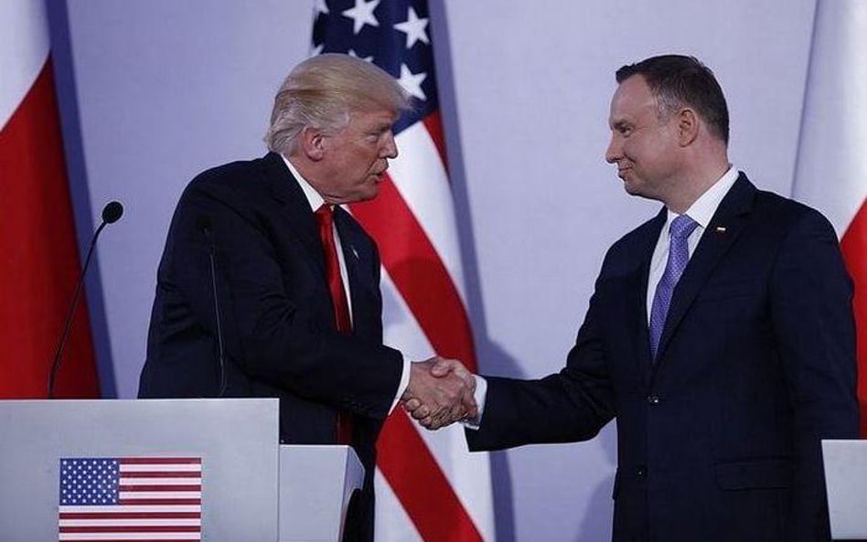 Amerykański prezydent Donald Trump zapewnił prezydenta Andrzeja Dudę, że będzie wspierał Polskę w dą