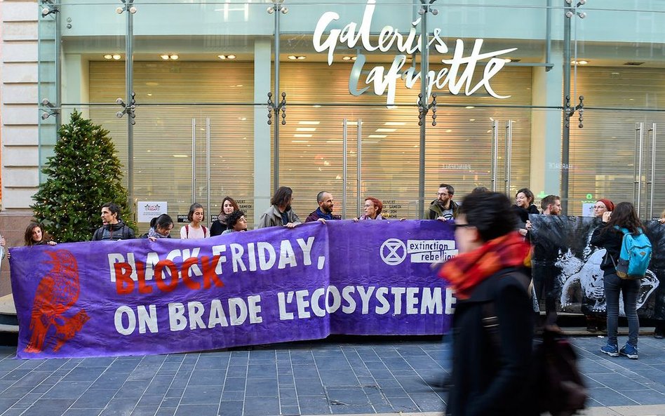 Przeciwko "czarnemu piątkowi" protestowali członkowie ruchu Extinction Rebellion. Na zdjęciu: pikiet