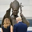 Trump pod pomnikiem Jana Pawła II, arcybiskup protestuje