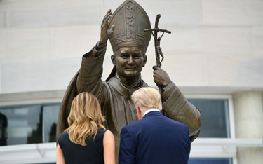 Trump pod pomnikiem Jana Pawła II, arcybiskup protestuje