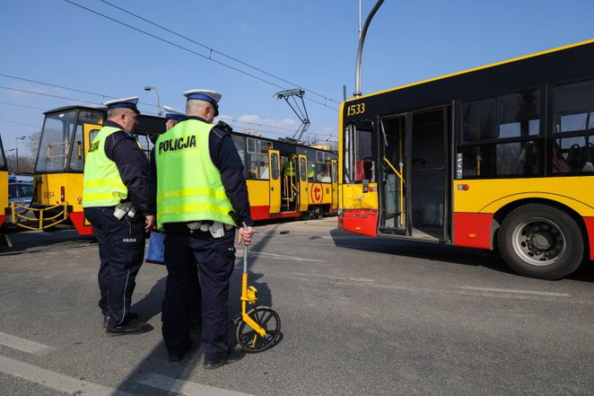 W autobusie zostały wyłamane drzwi, wybito szyby oraz poważnie uszkodzono karoserię