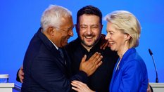 Prezydent Ukrainy Wołodymyr Zełenski, przewodnicząca Komisji Europejskiej Ursula von der Leyen i prz