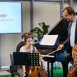 ?Wolfgang Emanuel Schmidt z wiolonczelistami Akademii Santander Orchestra