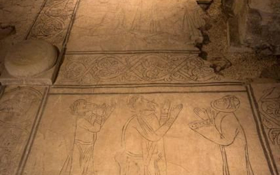 Płyta Orantów  z XII wieku w podziemiach pod Bazyliką