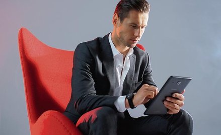 Adam Narczewski z XTB uczy inwestować Grzegorza Krychowiaka