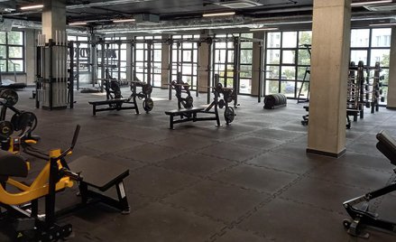 Benefit ma więcej klientów i kosztów