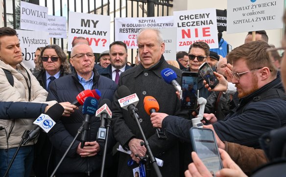 Prezes Ogólnopolskiego Związku Pracodawców Szpitali Powiatowych Waldemar Malinowski (w środku) przem