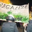 Część młodych ludzi żąda, by znieść kary za używanie narkotyku. Na zdjęciu manifestacja w sprawie le