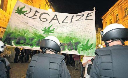 Część młodych ludzi żąda, by znieść kary za używanie narkotyku. Na zdjęciu manifestacja w sprawie le