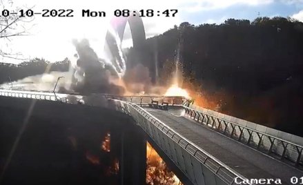 Jedna z rakiet trafiła w szklaną przeprawę pieszo-rowerową w Kijowie, nazywaną „mostem Kliczki”