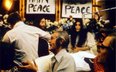 John Lennon i Yoko Ono podczas nagrywania "Give peace a chance" (1969)