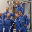 Załoga kosmicznego symulatora. Członkowie załogi: od lewej z przodu Oleg Artemiew, Cyrille Fournier,