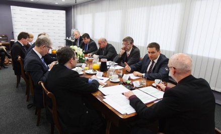 W debacie udział wzięli (od lewej, siedzą tyłem): Alicja Szewczyk, przewodnicząca Polskiej Federacji