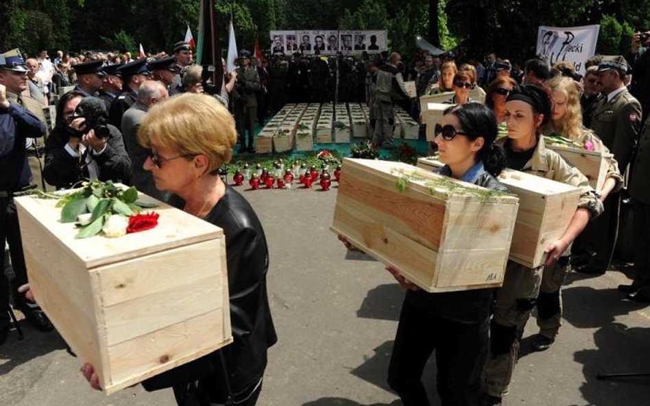 Odnalezione na „Łączce” szczątki bohaterów są tymczasowo przechowywane na Cmentarzu Północnym w Wars