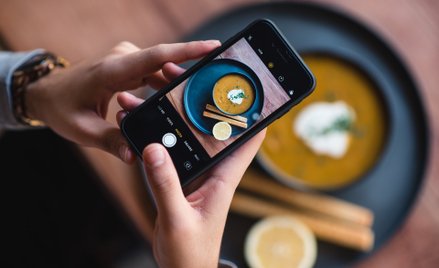 Jedzenie na Instagramie przestaje wyglądać perfekcyjnie. Zdjęcia mają sprawiać przyjemność – tak jak