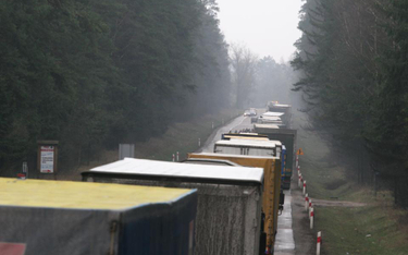 Choć od otwarcia nowej obwodnicy Augustowa wkrótce miną dwa miesiące, ciężarówki nadal przejeżdżają 