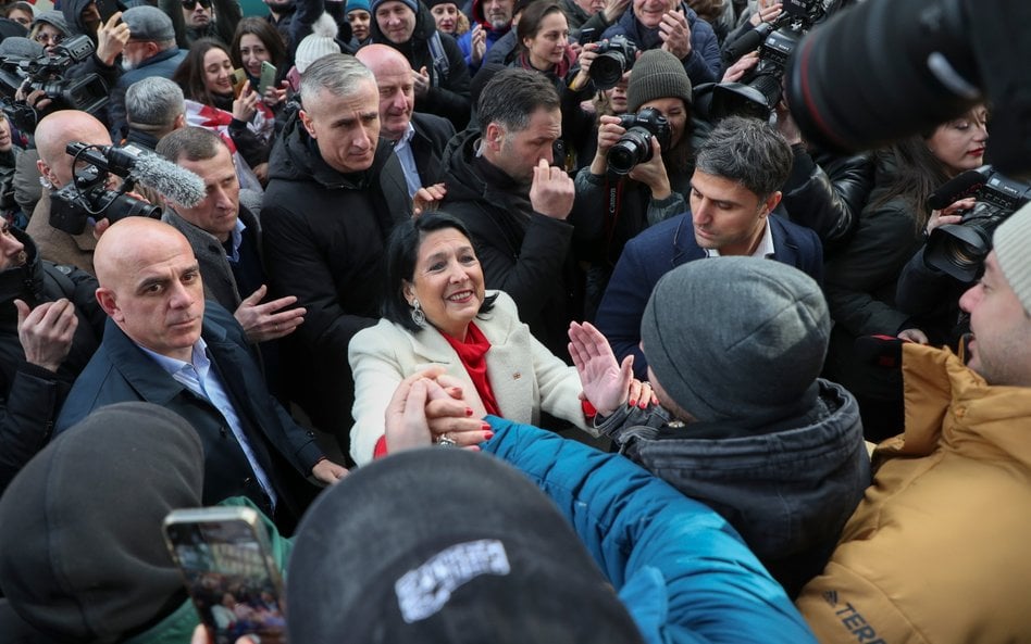 Salome Zurabiszwili wśród protestującego tłumu w Tbilisi