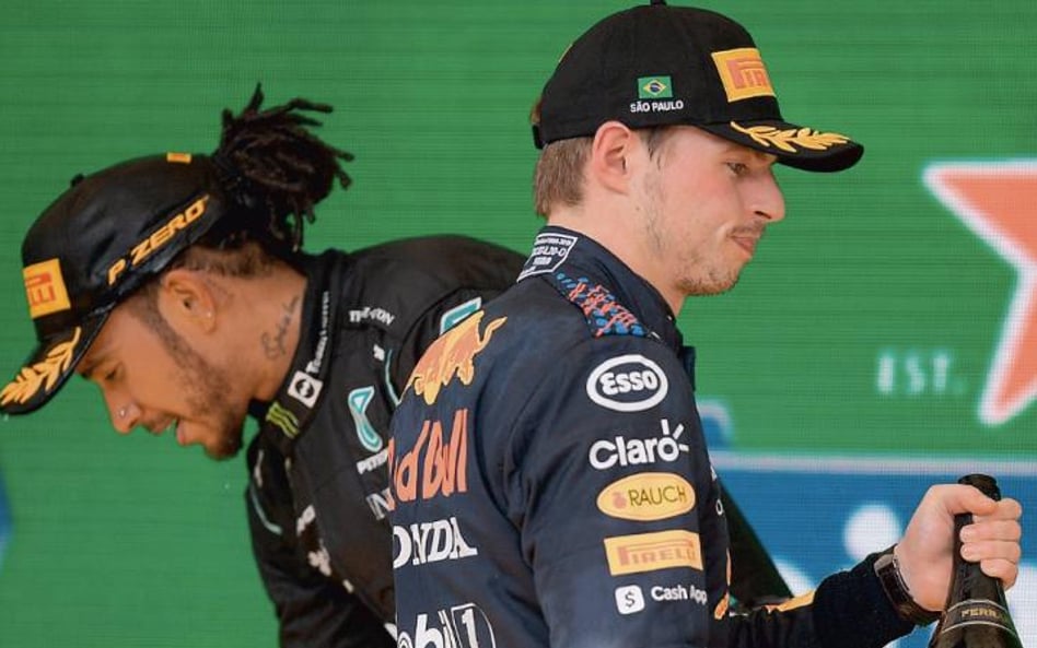 Lewis Hamilton (z lewej) i Max Verstappen: w Abu Zabi zwycięzca weźmie wszystko.