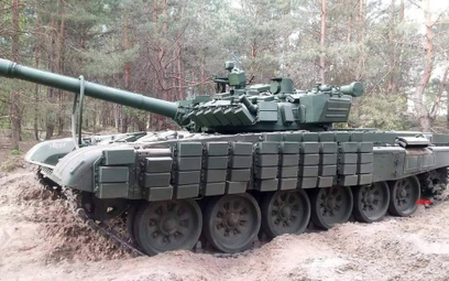 Ekspolski czołg T-72M1R już po kolejnej modyfikacji - z zamontowanym pancerzem reaktywnym Kontakt-1.