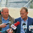 (autor Jacek Bednarczyk) Konferencja Donalda Tuska i Jana Smardówa, wójta Nowego Targu, przy zniszcz