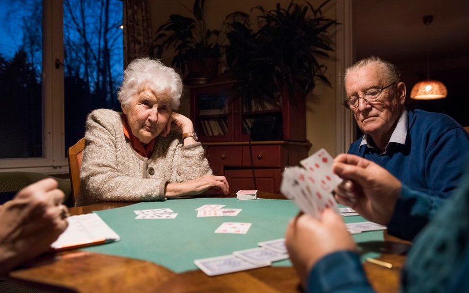 Barbara Jeżewska ze swoją ekipą brydżową