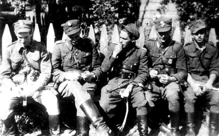 Partyzanci 5. Brygady Wileńskiej przed kwaterą