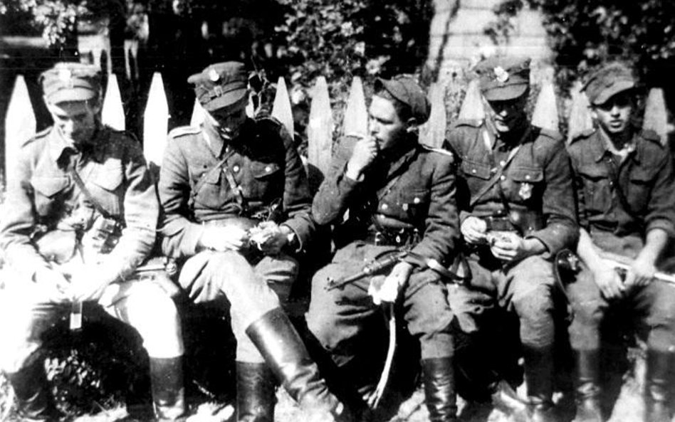 Partyzanci 5. Brygady Wileńskiej przed kwaterą