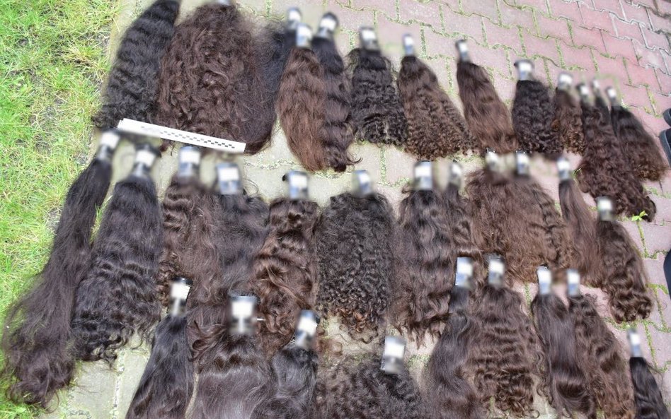 Mężczyzna dokonał kradzieży kilkuset wiązek naturalnych włosów.