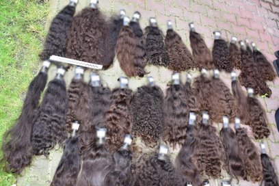 Mężczyzna dokonał kradzieży kilkuset wiązek naturalnych włosów.