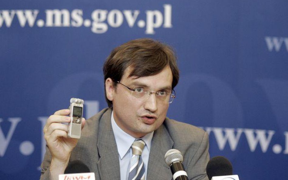 Zbigniew Ziobro prezentuje "gwóźdź"