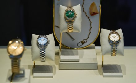 Luksusowe damskie zegarki Omega Seamaster w witrynie butiku Omega AG, należącego do Swatch Group AG,